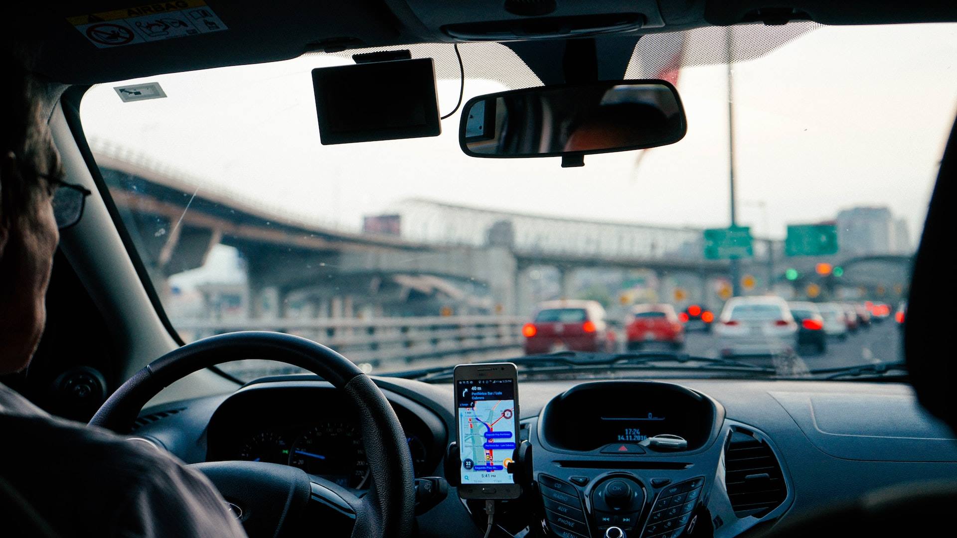 Quanto dá para fazer dirigindo na Uber por dia em 2023